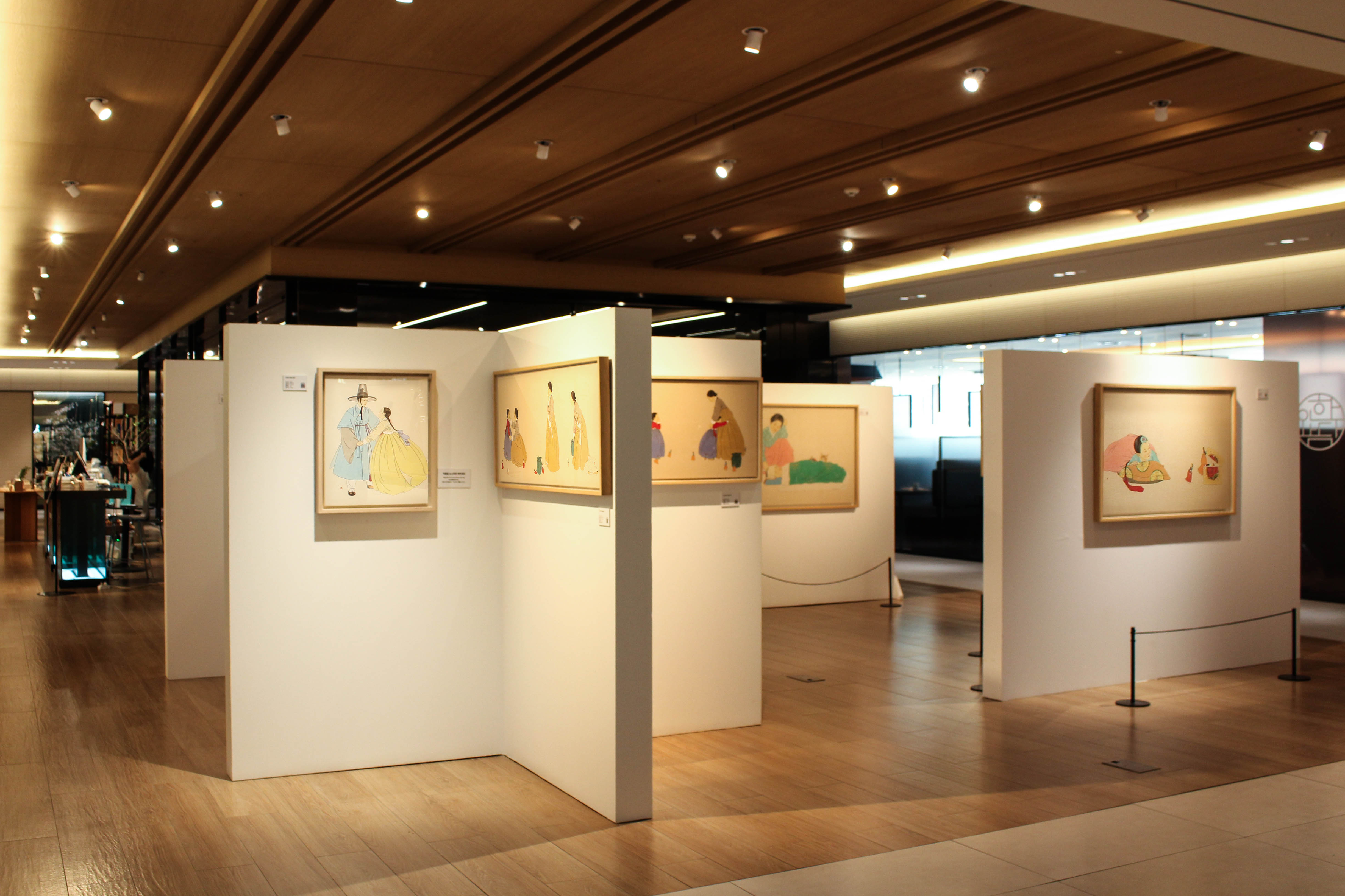 [이미지2_한화커넥트] 커넥트플레이스 서울역점, 신선미 작가 ‘한복, 코리아를 담다’ 전시 전경.jpg