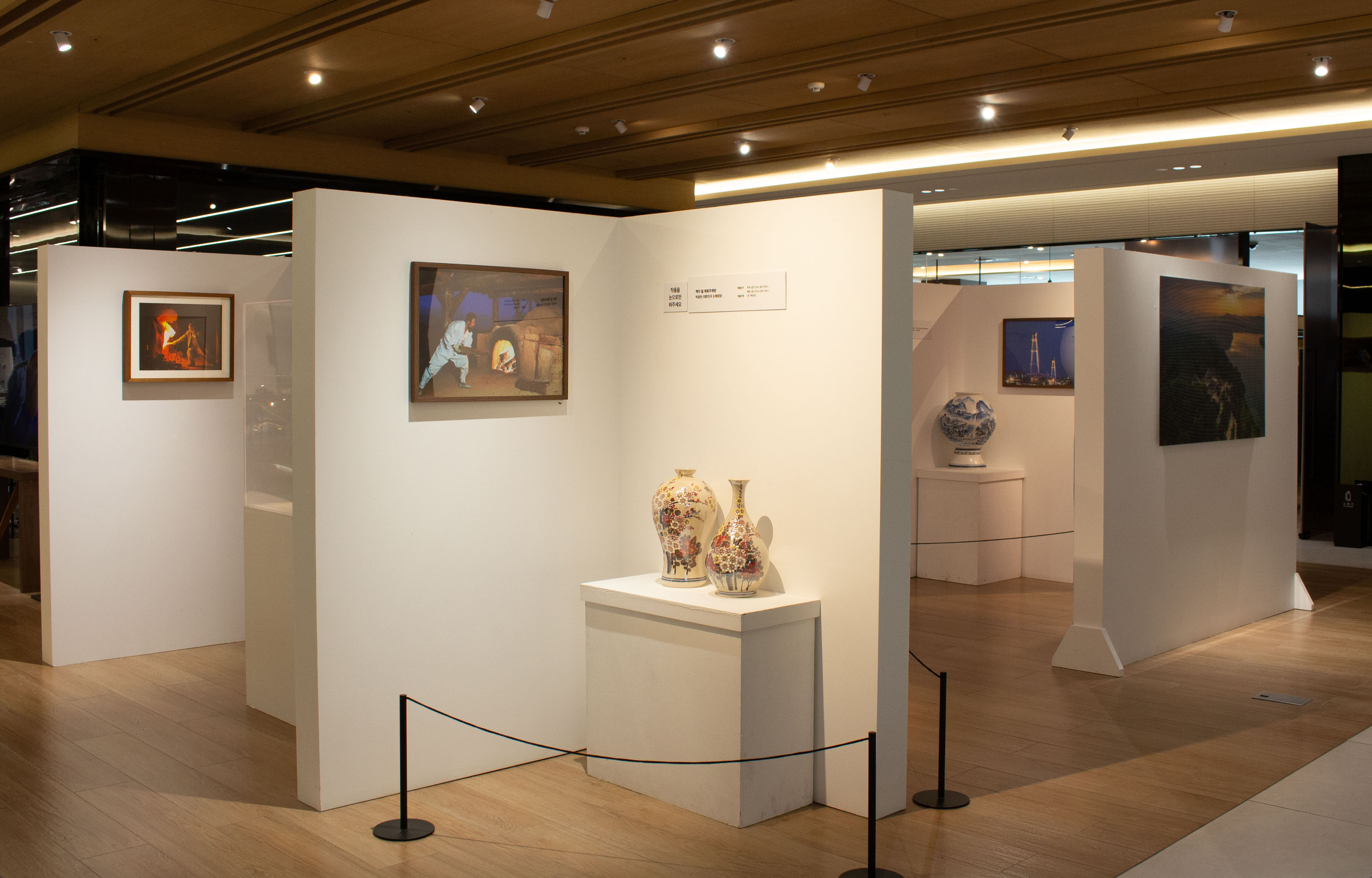 [이미지2_한화커넥트] 커넥트플레이스 서울역점, 박광천 도예명장 전시 전경.jpg