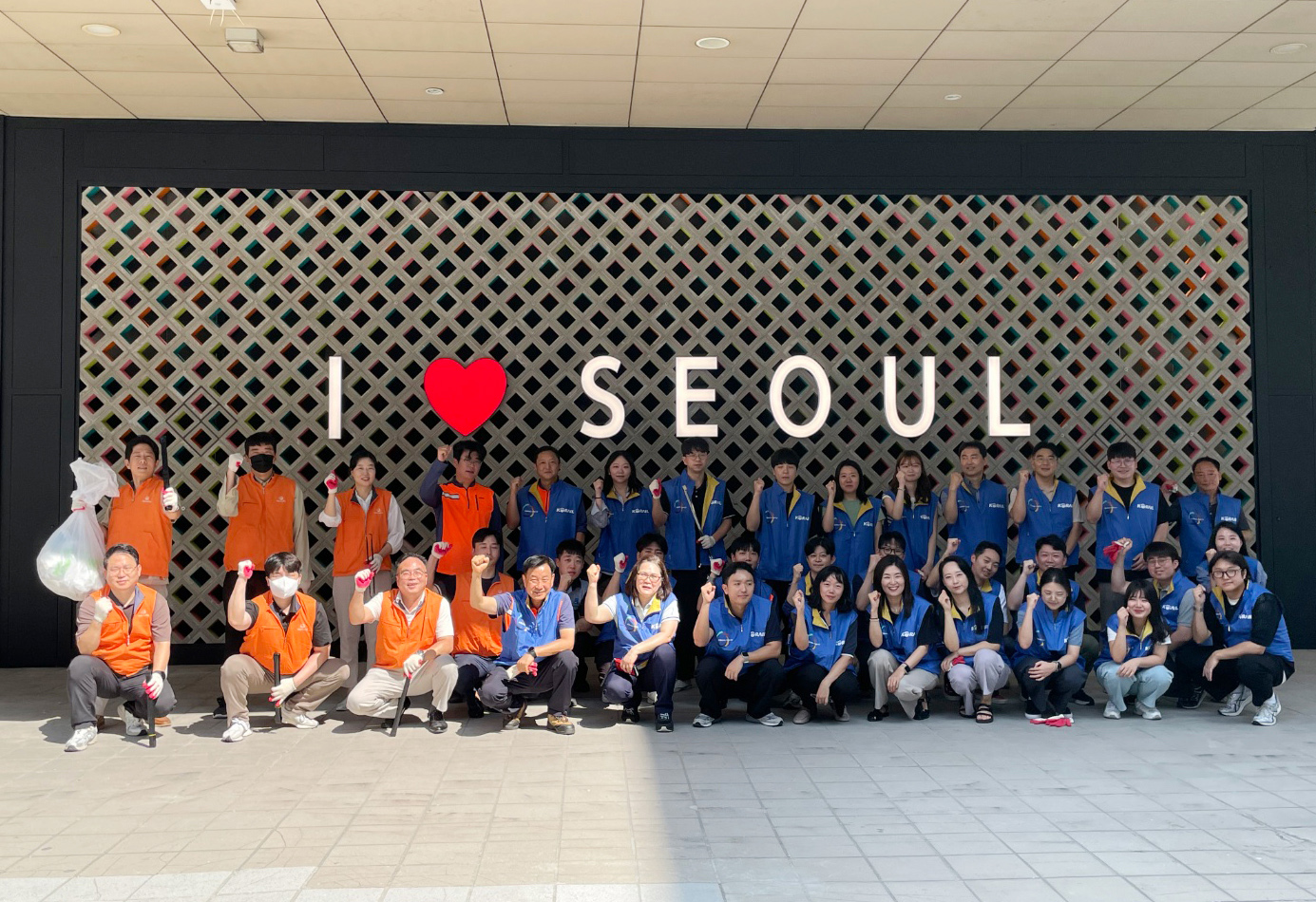 [이미지_한화커넥트] 지난 11일, 서울역 인근에서 진행된 안전점검 및 환경정화 활동 현장 (1).jpg
