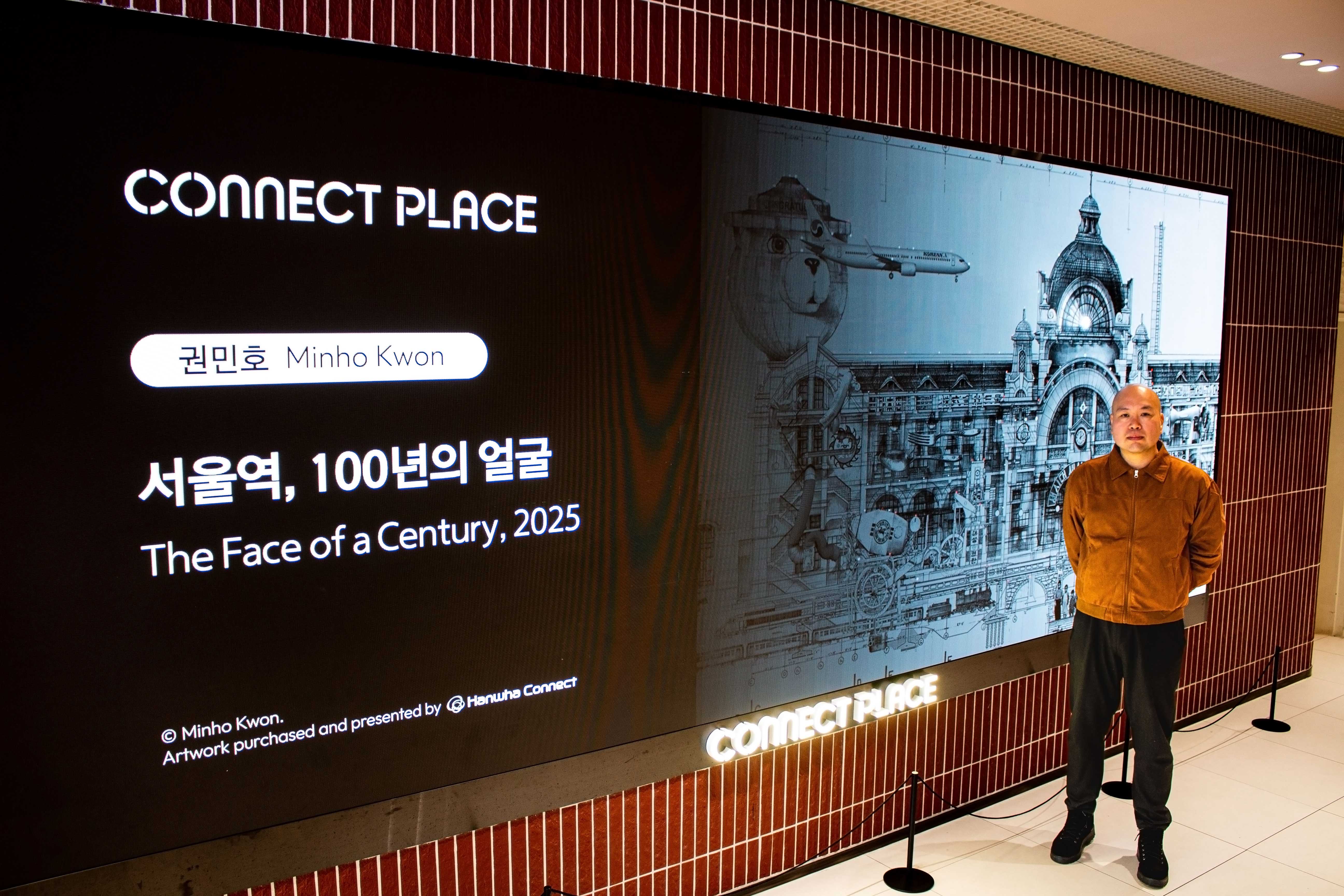 (좌) 커넥트플레이스 서울역점 ‘서울역, 100년의 얼굴’ 작품 영상 앞에서 사진 촬영 중인 권민호 작가 (우) 커넥트플레이스 서울역점에 송출되고 있는 권민호 작가의 ‘서울역, 100년의 얼굴’ 작품 영상