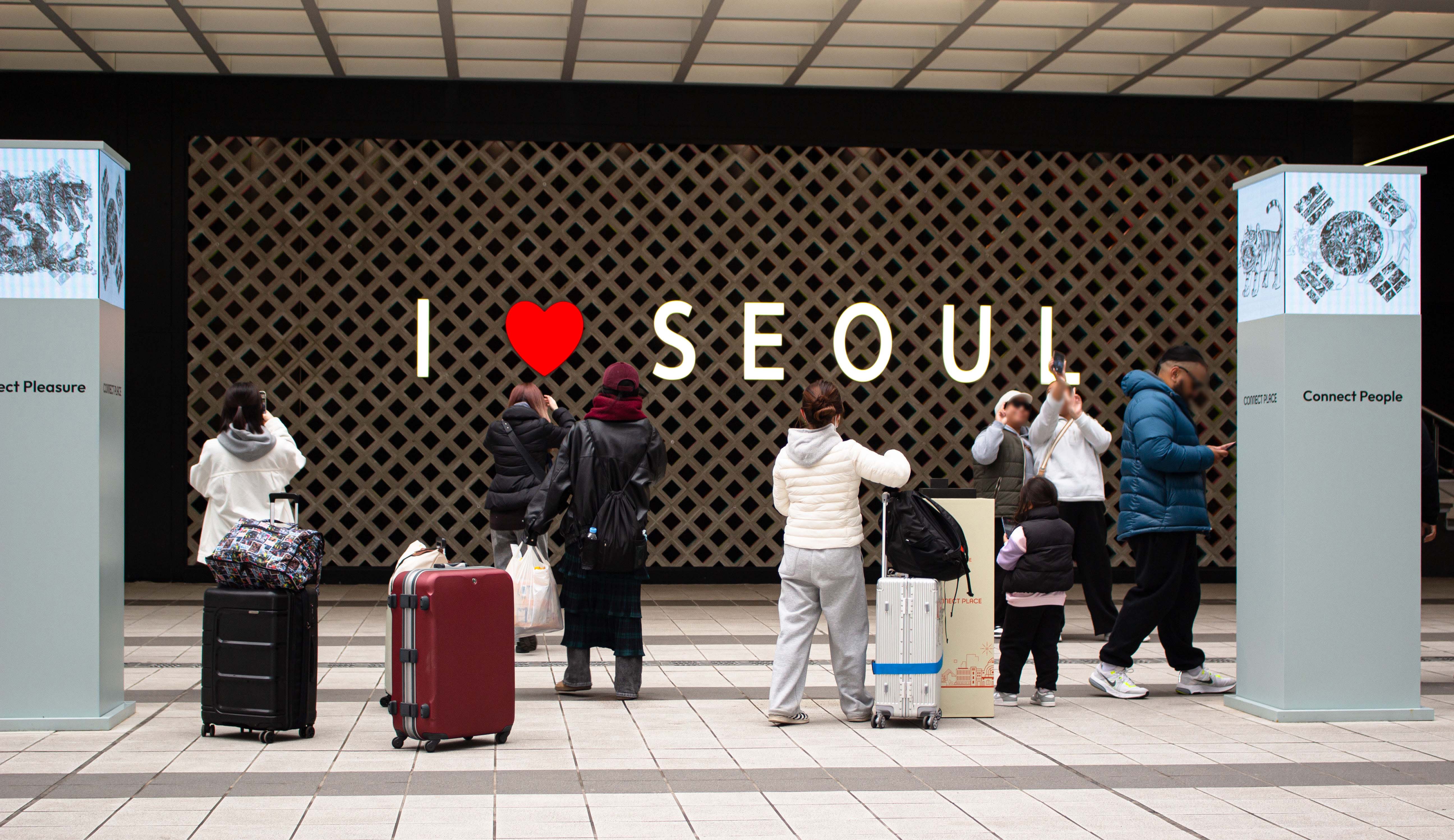 [이미지_한화커넥트] 커넥트플레이스 서울역점 외부 중앙보행광장 전경.jpg