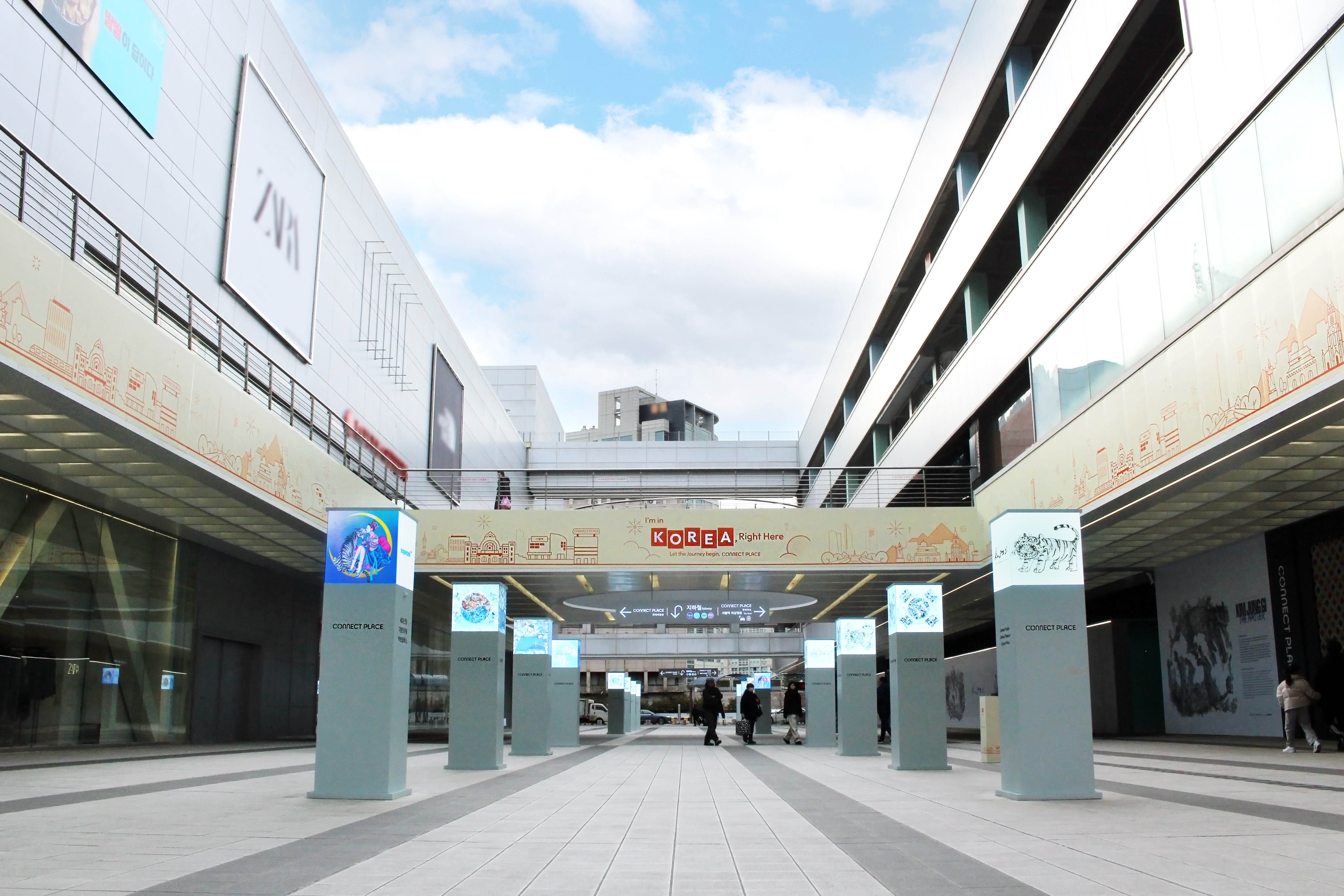 [이미지01_한화커넥트] 커넥트플레이스 서울역점, 故 김정기 작가 특별전 전시 전경.jpg